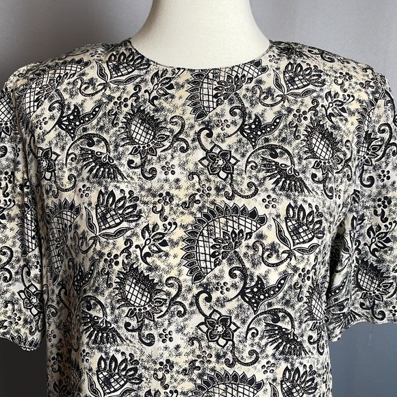 NWOT Spenser Jeremy Black Cream 100% Silk Short Sleeve Blouse - Size Medium - Picture 2 of 13